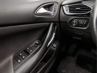 Opel Astra Opel Astra Sports Tourer 1.4 Innovation 150Pk Automaat (APPLE CARPLAY, GROOT NAVI, CLIMATE, CAMERA, LEDER, SPORTSTOELEN, ADAPTIVE CRUISE, PARKEERSENSOREN, LANE ASSIST, NIEUWE APK, NIEUWSTAAT) - afbeelding nr 22