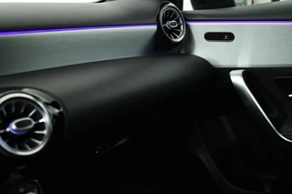 Mercedes-Benz A-Klasse Mercedes-Benz A-klasse 200 AMG | Panoramadak | Carplay |  Stoelverwarming | Keyless | Leder/Alcantara | Camera | Sfeerverlichting | Widescreen | Full LED - afbeelding nr 16