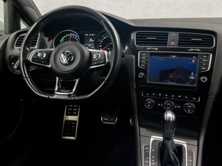 Volkswagen Golf 204Pk Automaat (SCHUIFDAK, APPLE CARPLAY, NAVIGATIE, CLIMATE, STOELVERWARMING, CAMERA, SPORTSTOELEN, GETINT GLAS, CRUISE, NIEUWE APK, NIEUWSTAAT) - afbeelding nr 7