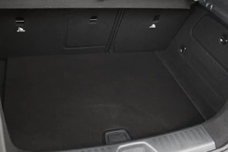 Mercedes-Benz A-Klasse Mercedes-Benz A-klasse 180 Ambition | Stoelverwarming | Full LED |  Sportstoelen | Navigatie | Half leder | Park Assist | Cruise control | Airco | Bluetooth - afbeelding nr 11