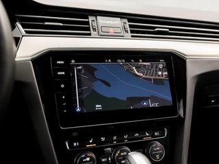 Volkswagen Passat 150Pk Automaat (PANORAMADAK, APPLE CARPLAY, DIGITAL COCKPIT, LUXE LEDEREN SPORTSTOELEN, 360 CAMERA, STOELVERWARMING, ZWART HEMEL, ADAPTIVE CRUISE, NIEUWSTAAT) - afbeelding nr 26