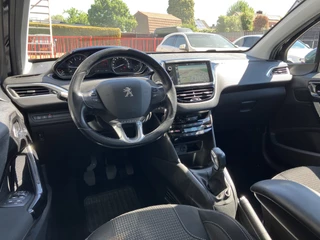 Peugeot 208 Peugeot 208 1.2 PureTech Allure 110 pk | dealer onderhouden | navigatie | trekhaak | climate | apple carplay | parkeersens. - afbeelding nr 12