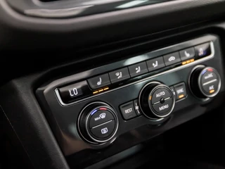 Volkswagen Tiguan Volkswagen Tiguan 1.5 TSI ACT Sportline Business 150Pk Automaat (PANORAMADAK, APPLE CARPLAY, GROOT NAVI, LED KOPLAMPEN, KEYLESS, LEDEREN SPORTSTOELEN, STOELVERWARMING, ADAPTIVE CRUISE, ELEK ACHTERKLEP, GETINT GLAS, NIEUWSTAAT) - afbeelding nr 26