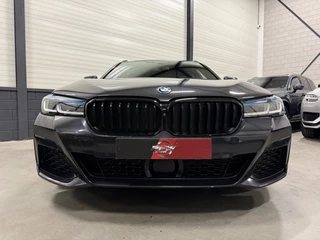 BMW 5 Serie HEAD-UP/LASER/ACC/TREKHAAK/360CAMERA/ALCANTARA/KEYLESS/SHADOW-LINE/DRIVING ASS PRO/SFEER/STUUR+STOELVERWARMING/LIVE COCKPIT/M-AERODYNAMIC/SOPHISTOGRAU/VOLLEDIG BMW DEALER HISTORIE - afbeelding nr 3