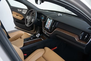 Volvo XC60 Volvo XC60 2.0 T8|455PK AWD|Org NL|1ste Eig|Ultimate Bright|Luchtv.|Bowers & Wilkins|Trekhaak|Head-Up|Pano|Crystal|Dealer Onderhouden - afbeelding nr 28