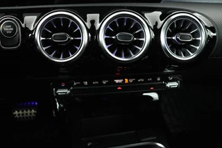 Mercedes-Benz A-Klasse Mercedes-Benz A-klasse 250e AMG Night | Carplay | Stoelverwarming |  Full LED | Sfeerverlichting | Leder/Alcantara | Navigatie | Park Assist - afbeelding nr 15