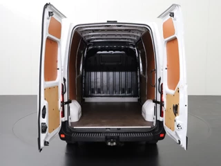 Renault Master Renault Master 2.3DCi 135PK L2H2 Work Edition | 2xSchuifdeur | Navigatie | Camera | 3-Persoons | Betimmering | Trekhaak - afbeelding nr 4
