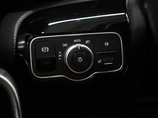 Mercedes-Benz A-Klasse Mercedes-Benz A-Klasse 180 AMG Sport [SCHUIFKANTELDAK, APPLE CARPLAY, ANDROID, HALF LEDER, CAMERA, STOELVERWARMING, PDC V+A, CRUISE, NIEUWSTAAT] - afbeelding nr 12