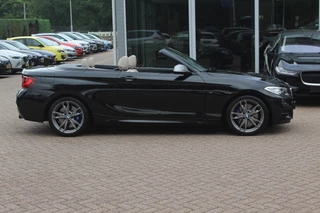BMW 2 Serie BMW 2 Serie Cabrio M240i xDrive High Exe. M Sport / Camera / Leder / Harman Kardon / 18'' / Keyless / Navigatie / Stuurverwarming / DAB / Windscherm / Stoelverwarming / Cruise Control - afbeelding nr 5