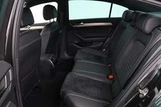 Volkswagen Passat Volkswagen Passat 1.5 TSI R Line | Stoelverwarming | Matrix LED |  Adaptive cruise | Carplay | Leder/Alcantara | Navigatie | Parkeerhulp - afbeelding nr 7