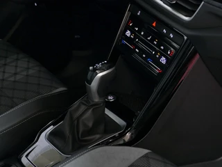 Volkswagen T-Roc Volkswagen T-Roc 1.5 TSI 150PK R-LINE EVO IQ LIGHT ALCANTARA ELEK.KLEP CARPLAY STOEL/STUUR VERW. 18