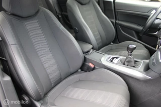 Peugeot 308 Peugeot 308 1.2 PureTech Blue Lease Executive, Trekhaak, Pano, voor/achter Pdc + Camera, App connect, Cruise, Navi, Clima, Donker glas. - afbeelding nr 6