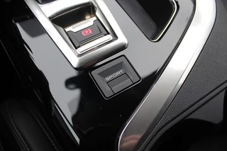 Peugeot 3008 Peugeot 3008 1.6 PureTech GT Line / Panoramdak / Camera / Navigatie / 19'' / Keyless / Half leder / Focal Audio / Dodehoek / Cruise Control - afbeelding nr 28