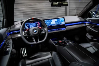 BMW M5 BMW 5-serie Touring M5 V8 Hybrid | Direct leverbaar | Pano | B&W | M Drive | - afbeelding nr 4
