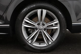 Volkswagen Passat Volkswagen Passat 1.5 TSI R Line | Stoelverwarming | Matrix LED |  Adaptive cruise | Carplay | Leder/Alcantara | Navigatie | Parkeerhulp - afbeelding nr 33