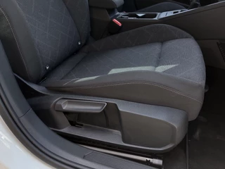 Volkswagen Golf 1.5 TSI 131pk 1st Edition | Origineel NL | Navi | Apple Carplay+Android Auto | Clima | Adap.Cruise | Led Koplampen | Stoel+Stuurwielverwarming | Rijstrook+Licht+Regensensor | Privacy Glass - afbeelding nr 35