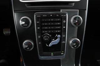Volvo V60 Volvo V60 2.0 T3 R-Design | Dealer onderhouden |  Stoelverwarming | Xenon | Trekhaak | Navigatie | Leder/Alcantara | Parkeerhulp | Bluetooth | Cruise control - afbeelding nr 22