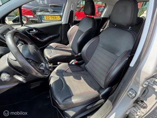 Peugeot 208 Peugeot 208 110pk 1.2 GT-line , 5 deurs Navigatie en Camera achter , Parkeerhulp achter ,  Ramen & spiegels eclectisch ,  Sport Velgen , Rode GT Line accenten , Chrome uitlaat sierstuk - afbeelding nr 19