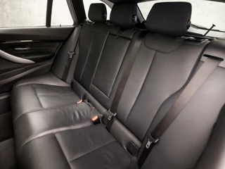 BMW 3 Serie Automaat (PANORAMADAK, M PAKKET, GROOT NAVI, VIRTUAL COCKPIT, STOELVERWARMING, LEDEREN SPORTSTOELEN, PARKEERSENSOREN, GETINT GLAS, ZWART HEMEL, NIEUWSTAAT) - afbeelding nr 16