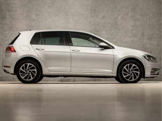 Volkswagen Golf Volkswagen Golf 1.0 TSI Luxury Automaat (APPLE CARPLAY, GROOT NAVI, CLIMATE, STOELVERWARMING, SPORTSTOELEN, ADAPTIVE CRUISE, LM VELGEN, GETINT GLAS, PARKEERSENSOREN, NIEUWE APK, NIEUWSTAAT) - afbeelding nr 4