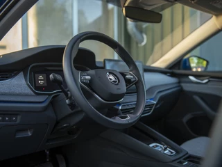 Škoda Octavia | Matrix LED | Lodge Interieur | Chrome pakket | Stoel-, Stuur- & voorruitverwarming | Navi 13inch | Wireless App-connect | El. achterklep m.sensor | ACC | Winterpakket - afbeelding nr 3