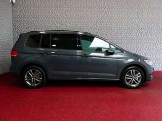 Volkswagen Touran Volkswagen Touran 1.5 TSI 150PK 7P CARPLAY NAVI CAMERA LED ELEK.KLEP VIR.COCKPIT DODE.HOEK DET. STOELVERW KEYLESS 7P 7PERS 11/2024 