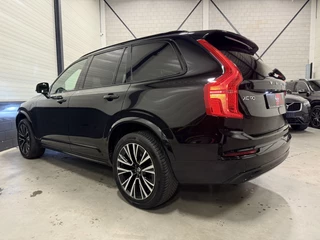 Volvo XC90 Volvo XC90 T8 Recharge AWD R-Design BLACK LONG RANGE PANO/TREKHAAK/HEAD-UP/MEMORY/H&K/CAMERA/ACC/PILOT-ASSIST/KEYLESS/LEER-SPORT/GOOGLE/PRIVACY/20