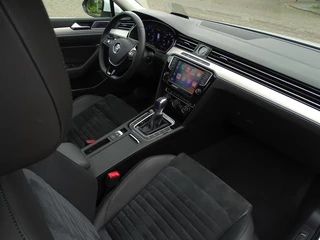 Volkswagen Passat Volkswagen Passat Variant TSI GTE 217PK DSG Highline / R-Line / LED - afbeelding nr 35