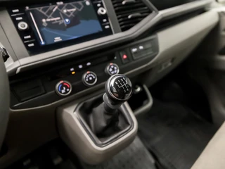 Volkswagen Transporter Volkswagen Transporter Kombi 2.0 TDI L1H1 Comfortline 9 Persoons (APPLE CARPLAY, TREKHAAK, PARKEERSENSOREN, GETINT GLAS, ELEK RAMEN, NIEUWE APK, NIEUWSTAAT) - afbeelding nr 10