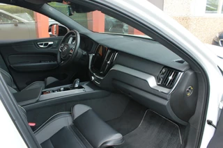 Volvo XC60 Volvo XC60 T6 Recharge AWD R-Design | Panoramadak | Parkeercamera | HUD | Pilot Assist | BLIS | Stoelverwarming | Trekhaak | Glossy Black | Keyless - afbeelding nr 22