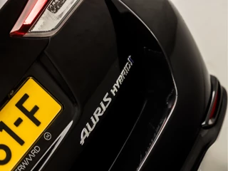 Toyota Auris Toyota Auris Touring Sports 1.8 Hybrid Sport Automaat (PANORAMADAK, NAVIGATIE, LEDER, STOELVERWARMING, CAMERA, SPORTSTOELEN, KEYLESS, LED KOPLAMPEN, NIEUWE APK, NIEUWSTAAT) - afbeelding nr 29