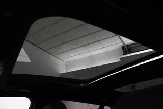 Mercedes-Benz C-Klasse Mercedes-Benz C-klasse 300e AMG | Panoramadak | Stoelverwarming |  360 camera | Trekhaak | Carplay | Dodehoek detectie | Matrix LED | Navigatie | Half leder - afbeelding nr 5