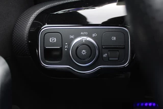 Mercedes-Benz A-Klasse Mercedes-Benz A-Klasse 180 Business Solution AMG / Panoramadak / Camera / Sfeerverlichting / Apple CarPlay / 18'' / DAB / Stoelverwarming / Cruise Control - afbeelding nr 30