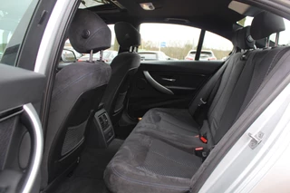 BMW 3 Serie BMW 3 Serie 330e Centennial Exe. M Sport / Schuifdak / Alcantara / 18'' / Navigatie / Parkeerhulp achter / Cruise Control - afbeelding nr 10