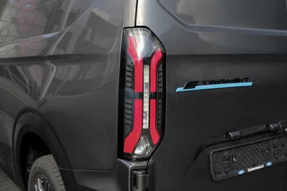 Ford E-Transit Ford E-Transit Cust. 320 L2H1 Limited 65 kWh 218pk | VOORRAAD | Inklapbare trekhaak | 17 inch lichtmetalen velgen (Carbonised Grey) | Driver Assistent Pack Premium | AGM accu | 3-fase laadkabel mode 3 32A, 10 meter | Centrale dubbele vergrendeling | Vehicle Integration System - afbeelding nr 9
