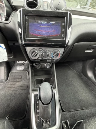 Suzuki Swift Suzuki Swift 1.2 Select Automaat | Achteruitrijcamera | Rood metallic - afbeelding nr 16