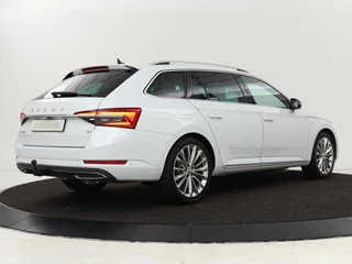 Škoda Superb Skoda Superb 1.4 TSI iV Laurin & Klement | Panoramadak | Leder | Stoelventilatie | Adaptive cruise | Canton Sound | Memory | 360 camera | Trekhaak | Standkachel | Keyless | Virtual Cockpit | PHEV - afbeelding nr 17