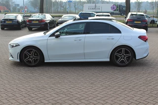 Mercedes-Benz A-Klasse Mercedes-Benz A-Klasse 180 Business Solution AMG / Panoramadak / Camera / Sfeerverlichting / Apple CarPlay / 18'' / DAB / Stoelverwarming / Cruise Control - afbeelding nr 7