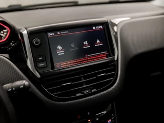 Peugeot 2008 Automaat (PANORAMADAK, APPLE CARPLAY, NAVIGATIE, CLIMATE, STOELVERWARMING, LEDER, SPORTSTOELEN, GETINT GLAS, CRUISE, LM VELGEN, NIEUWSTAAT) - afbeelding nr 29