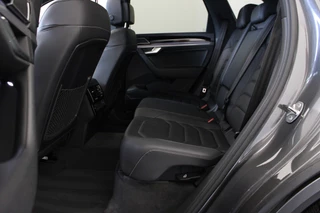 Volkswagen Touareg Volkswagen Touareg 3.0 TDI R-Line |Pano|Trekhaak|Achterbank verw.| - afbeelding nr 12
