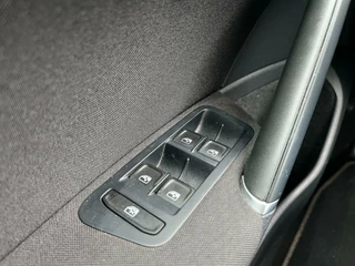 Volkswagen Golf Volkswagen Golf 1.2 TSI Allstar Navigatie CarPlay Climate Cruise Stoelverwarming - afbeelding nr 17