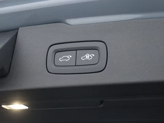 Volvo V60 Volvo V60 2.0 B3 Plus Dark | Sportstoelen | Zwarte hemel | Camera - afbeelding nr 38