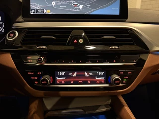 BMW 5 Serie BLUESTONE-METALLIC MET COGNAC LEER/PANO/ACC/CAMERA/STANDKACHEL/SFEER/DAB/CARPLAY/SHADOW-LINE/M-AERODYNAMIC - afbeelding nr 18