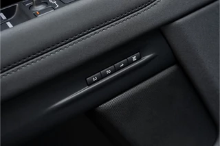Land Rover Range Rover Evoque Land Rover Range Rover Evoque 1.5 P300e AWD R-Dynamic HSE Black Pack Pano Camera 20