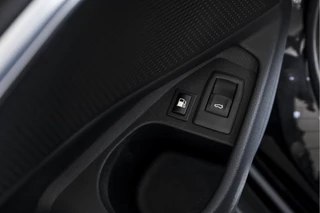 BMW 3 Serie BMW 3 Serie Touring 330e 292 PK xDrive High Executive M-Sport - Automaat | Dig. Cockpit | Cruise | Stoelverw. | PDC | 360 Camera | NAV + App. Connect | ECC | Elek. Klep | DAB | LM 18