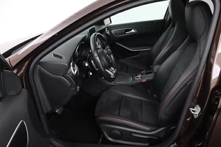 Mercedes-Benz A-Klasse Mercedes-Benz A-klasse 160 AMG Night | Panoramadak | Camera | Full LED |  Navigatie | Trekhaak | Cruise control | Park Assist | Airco | Half leder | Sportstoelen - afbeelding nr 4