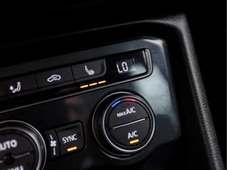 Volkswagen Tiguan 150Pk Automaat (PANORAMADAK, DIGITAL COCKPIT, APPLE CARPLAY, ELEK SPORTSTOELEN, LEDER, STOELVERWARMING, CAMERA, GETINT GLAS, KEYLESS, LED, ELEK ACHTERKLEP, PARKEER ASSISTENT, NIEUWSTAAT) - afbeelding nr 13