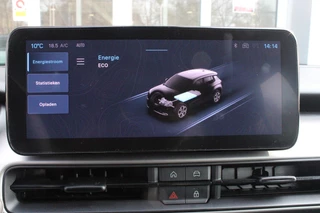 Jeep Avenger Jeep Avenger ALTITUDE 156PK 54 kWh | 3-FASE | ELEKTRISCH BEDIENBARE ACHTERKLEP | ACHTERUITRIJ CAMERA | NAVIGATIE | DRAADLOZE APPLE CARPLAY/ANDROID AUTO | ALL SEASON BANDEN | LICHTMETALEN VELGEN 17