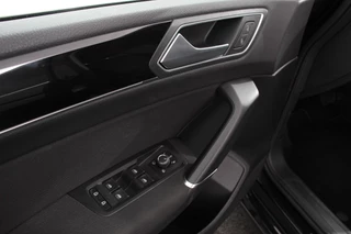 Volkswagen Touran Volkswagen Touran 1.5 TSI DSG Highline 7p | Navigatie | Apple Carplay/Android Auto | Parkeersensoren | Adaptive Cruise Control | Stoel-en stuurverwarming | Elektrische achterklep | Getinte ramen | Climatronic - afbeelding nr 15
