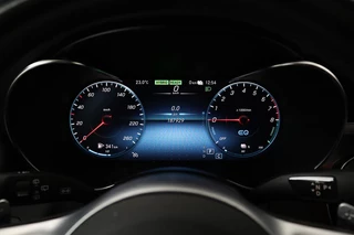 Mercedes-Benz C-Klasse Mercedes-Benz C-klasse 300e AMG | Panoramadak | Stoelverwarming |  360 camera | Trekhaak | Carplay | Dodehoek detectie | Matrix LED | Navigatie | Half leder - afbeelding nr 18